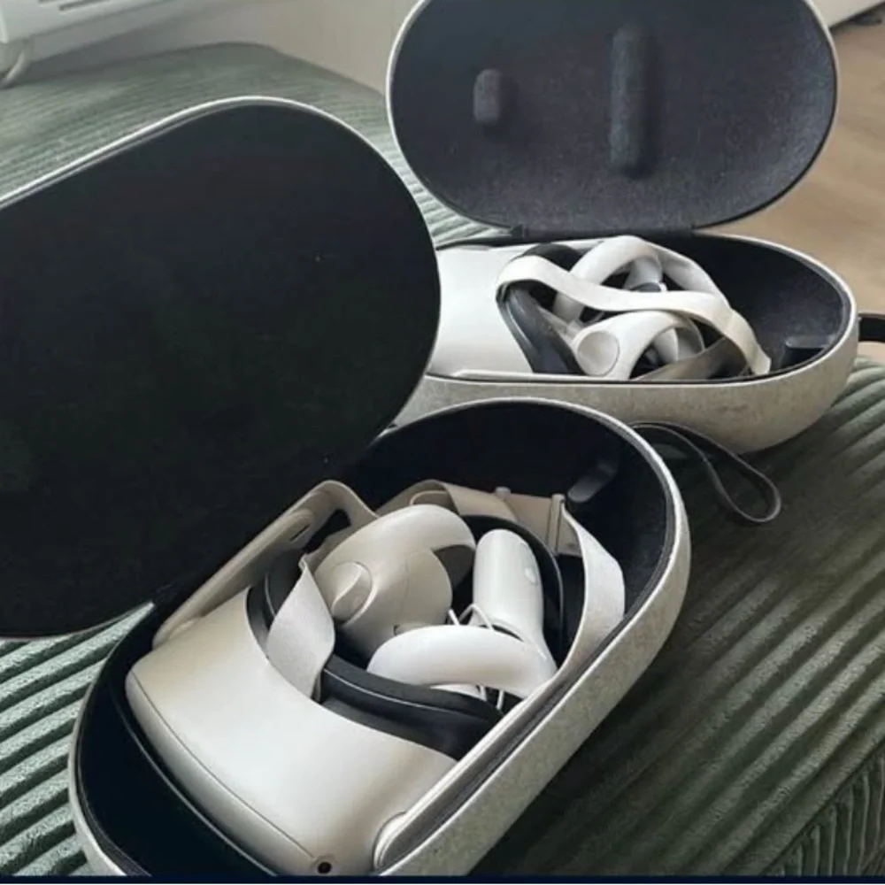 VR Headset with Controllers - White